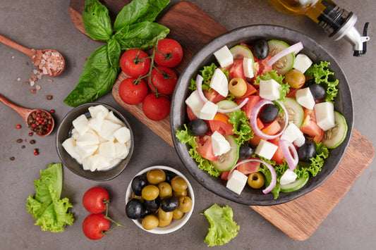 Griekse Salade in 5 Minuten met Vroege Oogst Olijfolie