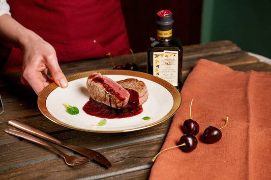 Ossenhaas met Kersen en Balsamicoazijn: Een Culinaire Ode aan Modena