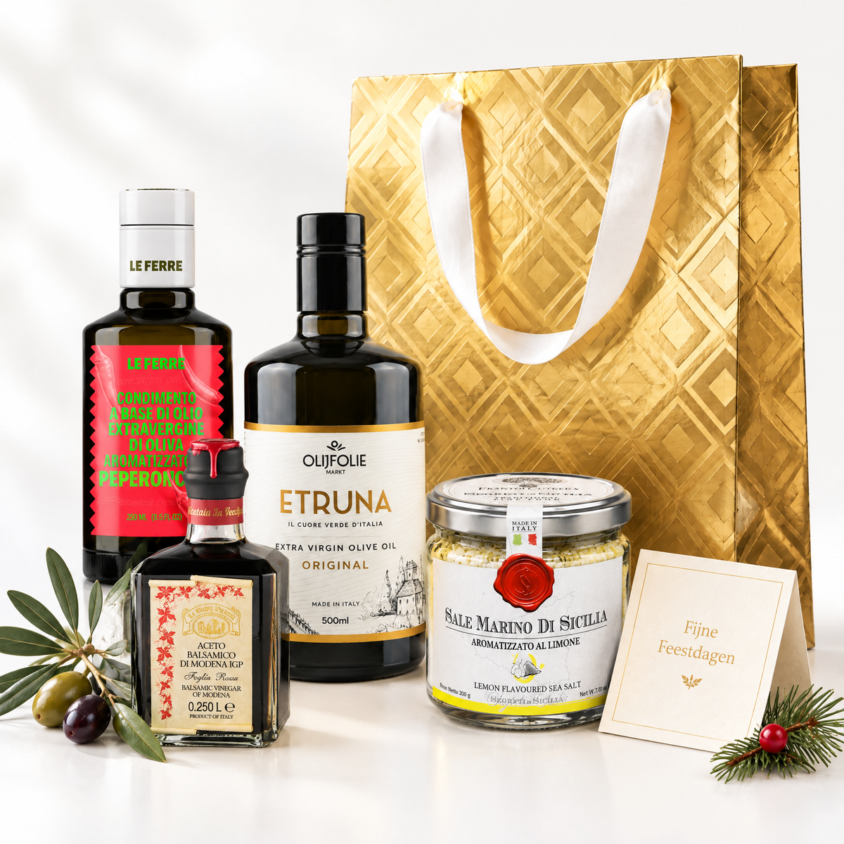Kerstbox Middel: Etruna olijfolie, La Vecchia Dispensa Rode Label balsamico, chili olijfolie en citroenzout met gouden cadeautas en kerstkaart