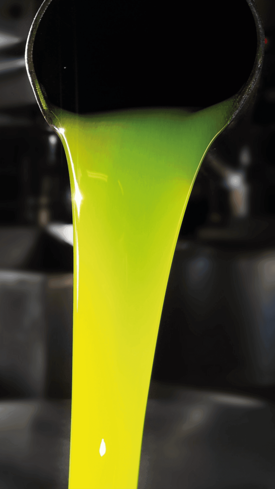 Casa del Agua premium extra virgin olive oil pouring with vibrant green-yellow color showing fresh quality and purity