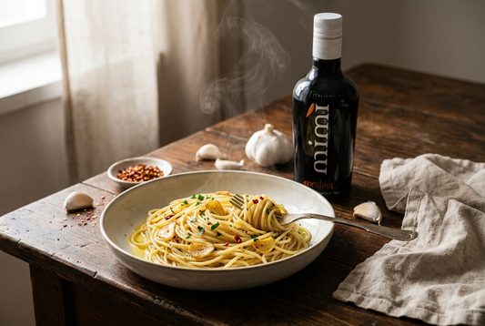Spaghetti aglio e olio met goudbruine knoflook en peterselie