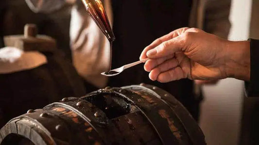 Aceto balsamico rijpt in eikenhouten vaten in een Modenese acetaia