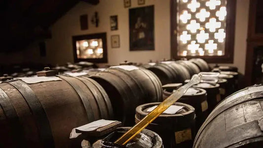 Aceto balsamico di Modena IGP invecchiato — eikenhouten batteria-vaten op zolder